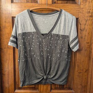 No Boundaries Gray Star Constellation V-Neck Size: Large